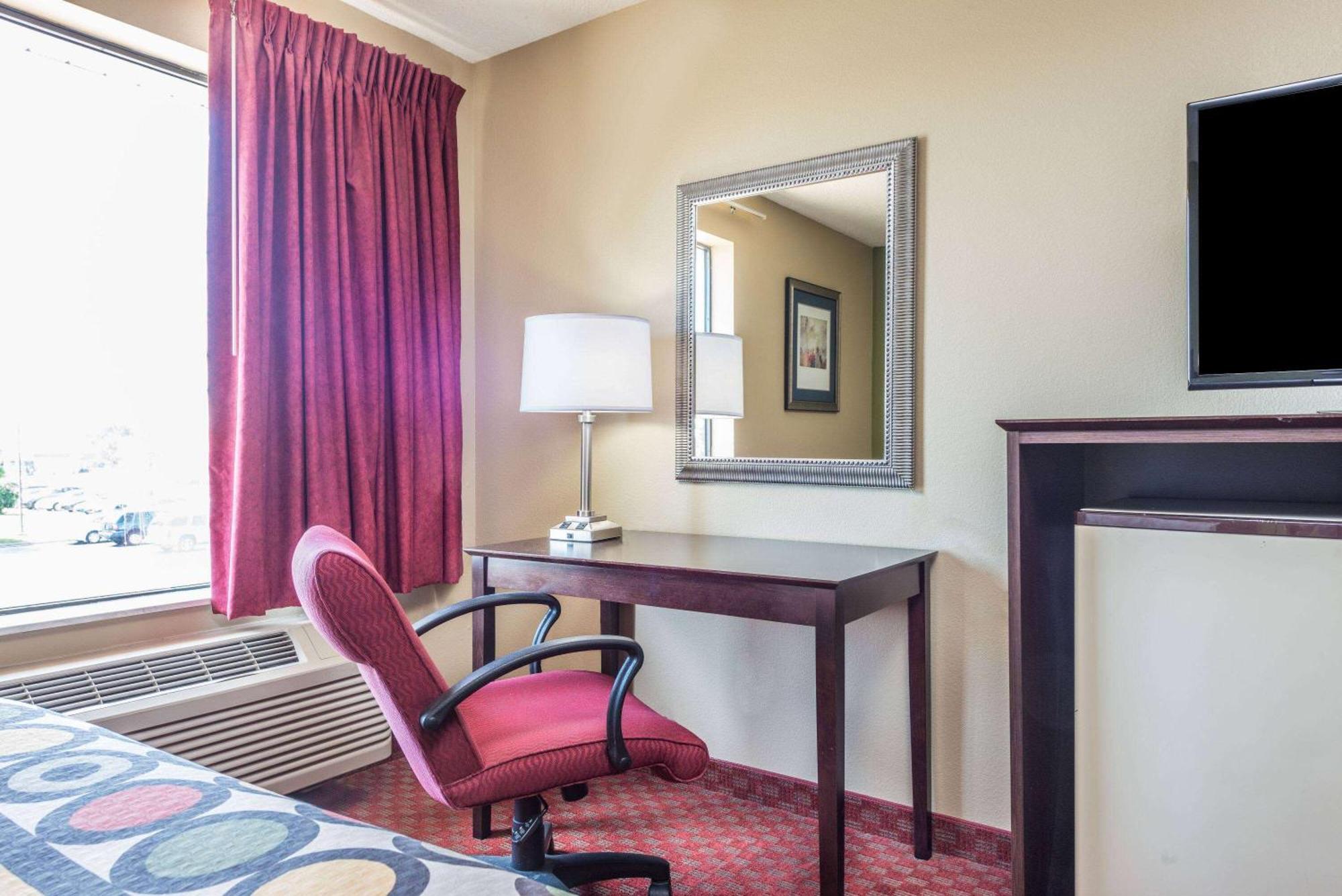 Super 8 By Wyndham Troy Il/St. Louis Area Hotel Kültér fotó