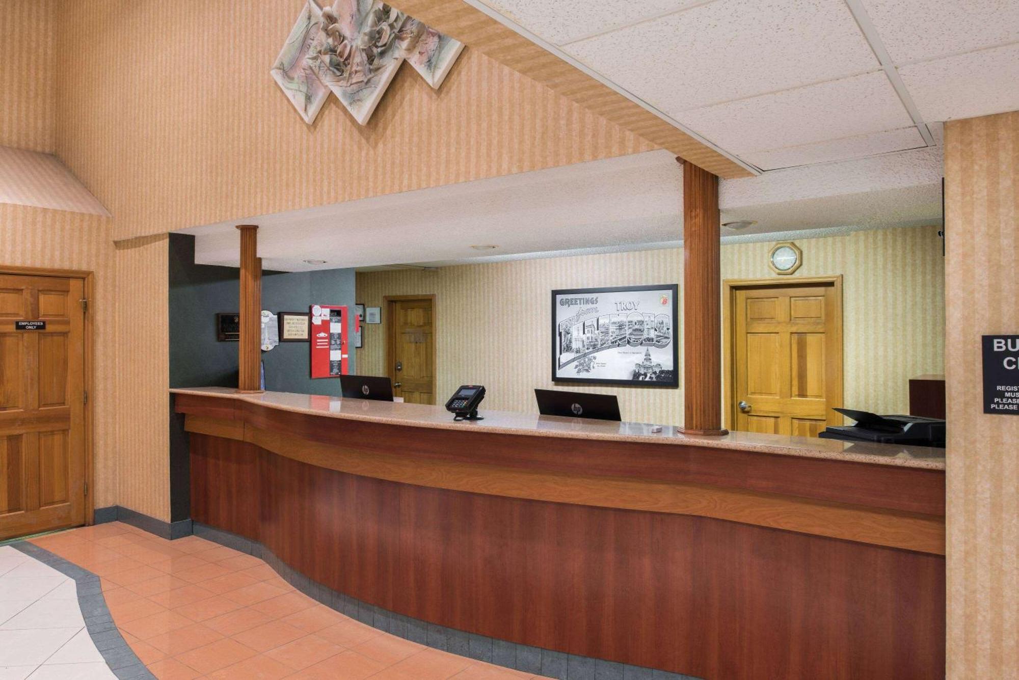 Super 8 By Wyndham Troy Il/St. Louis Area Hotel Kültér fotó